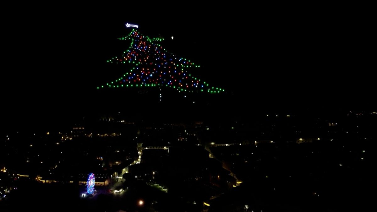 V Itálii rozsvítili největší vánoční strom na světě